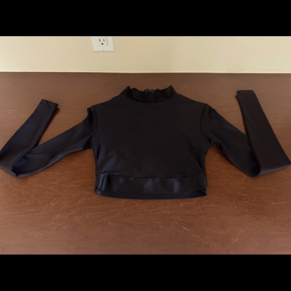 ACACIA 🌺 Black Long Sleeve Crop Top